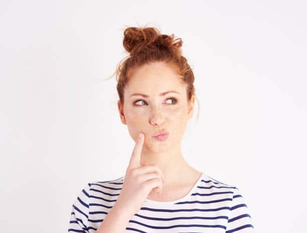 Person reflekterer over valget mellem psykolog og psykoterapeut – hvilken behandling passer bedst?